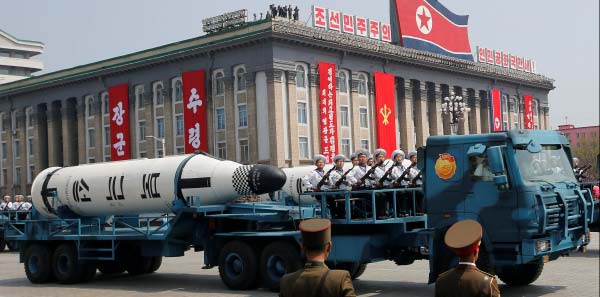 Mísseis são expostos durante parada militar em Pyongyang