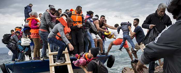 Refugiados chegam à ilha de Lesbos, na Grécia
