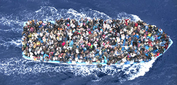 Barco com refugiados rumo à Europa