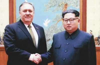 Mike Pompeu e Kim Jong Un apertam as mãos